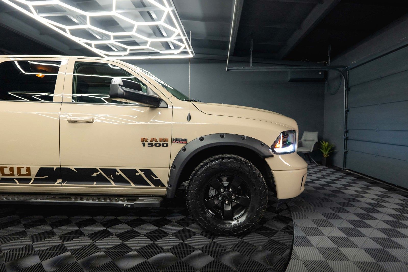 Fahrzeugabbildung Dodge RAM 5.7 V8 HEMI 4x4 Offroad Night LONGBED *LPG*