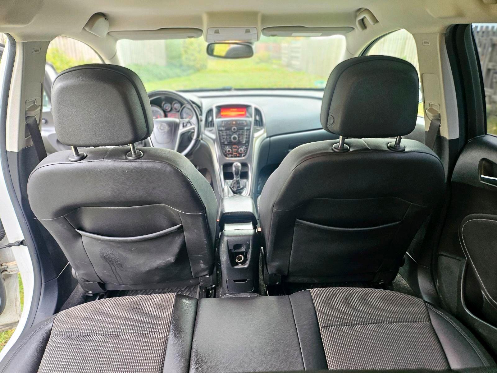 Opel Astra 2012 — photo 11