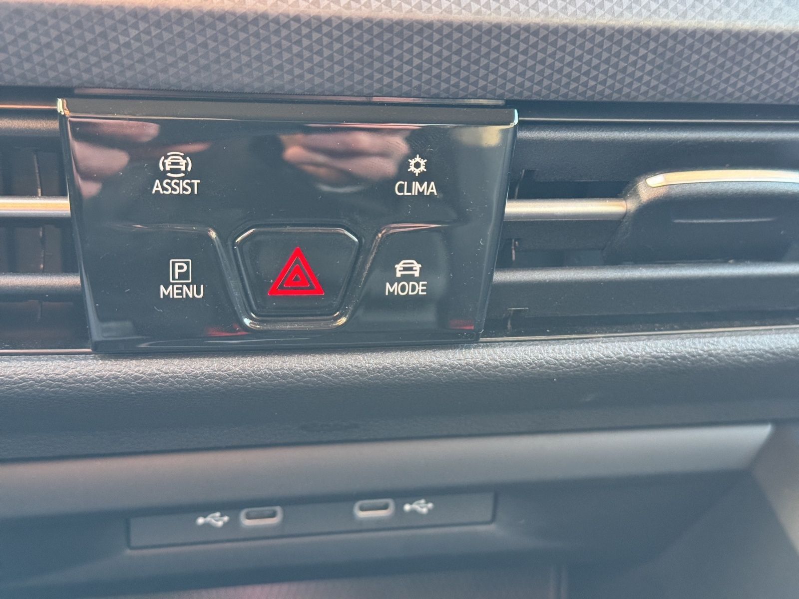 Fahrzeugabbildung Volkswagen Golf VIII Variant eTSI Active DSG LED ACC SH Nav