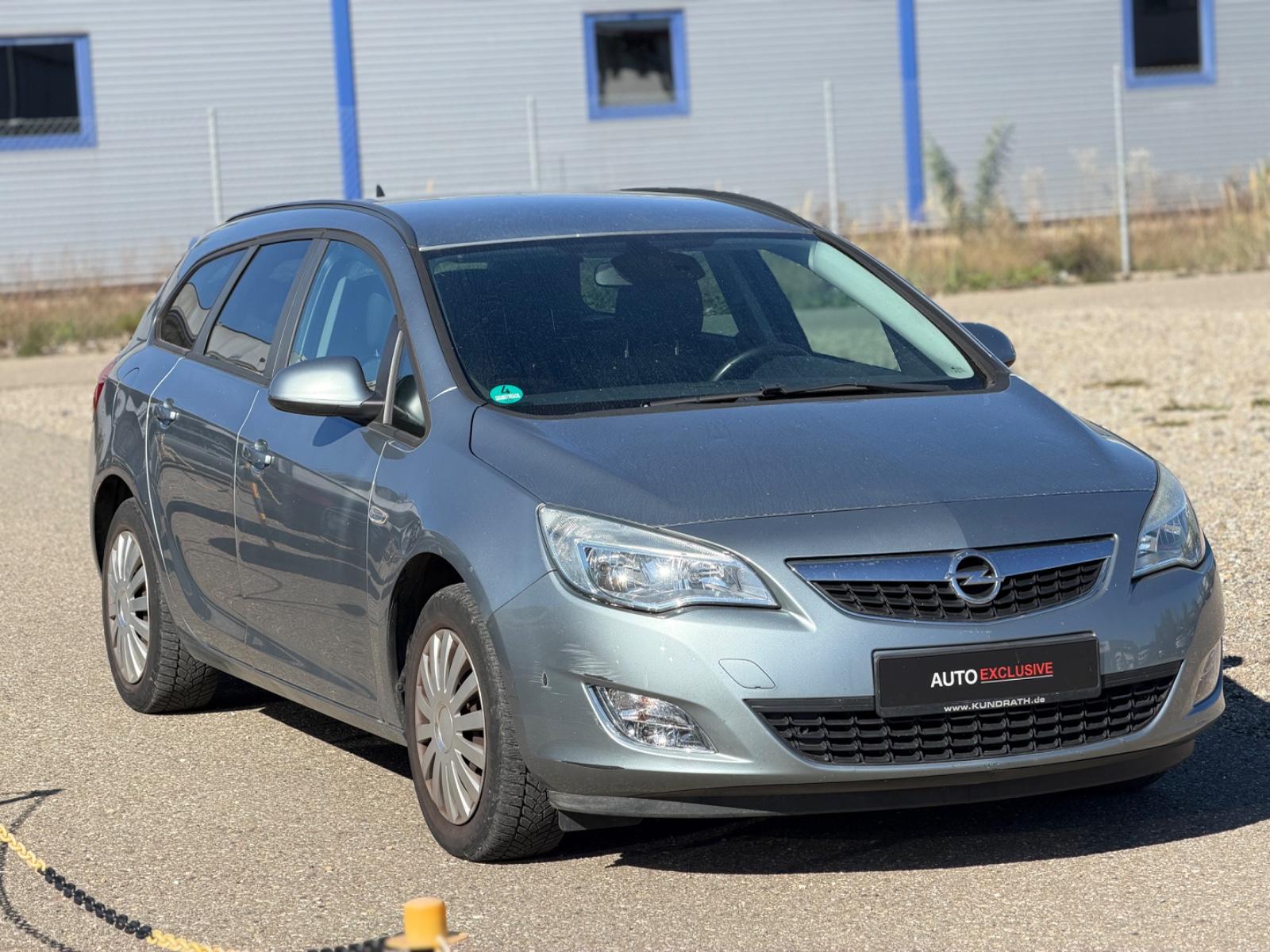 Opel Astra 2011 — interior