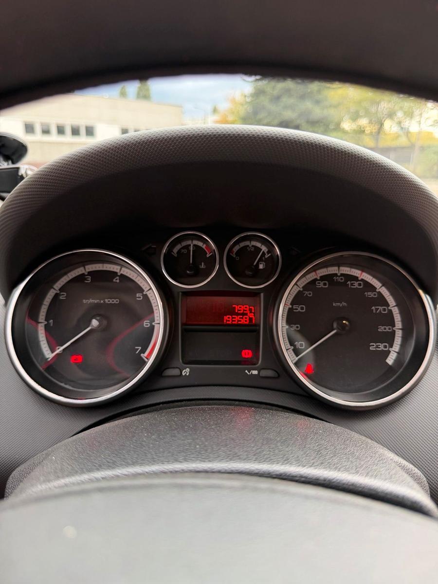 Peugeot 308 2012 — photo 14