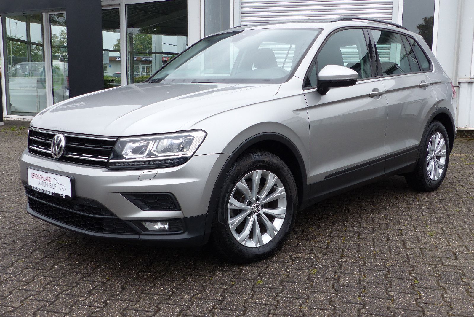 Volkswagen Tiguan - 1