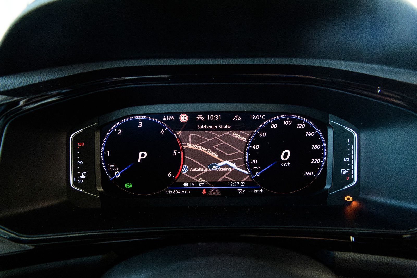 Fahrzeugabbildung Volkswagen T-Roc R-Line ALLRAD+LEDER*AHK*LED*NAVI*RFK*IQ