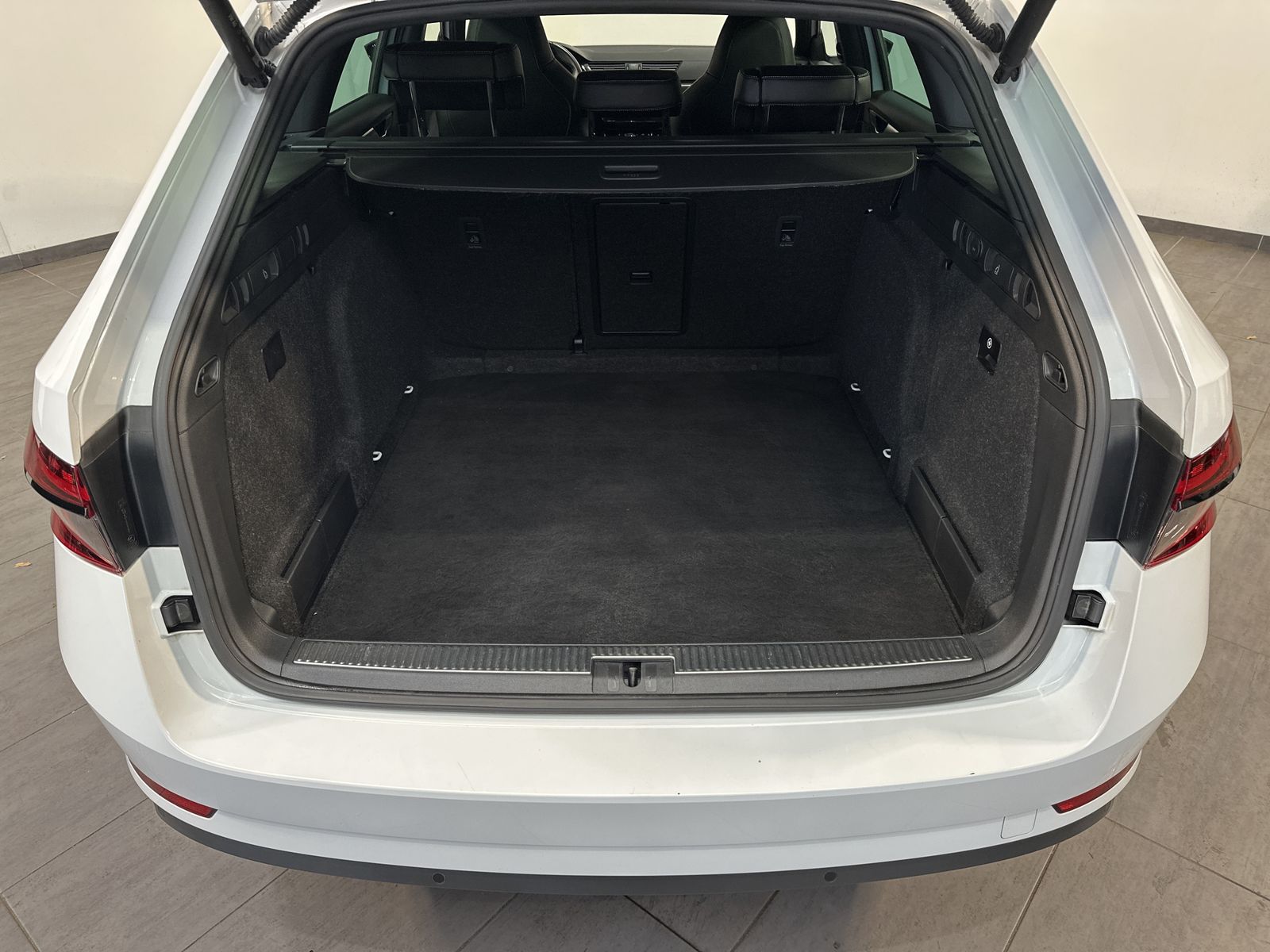 Fahrzeugabbildung SKODA Superb Combi 2.0 TDI DSG Sportline NAV+LED+VCOCK