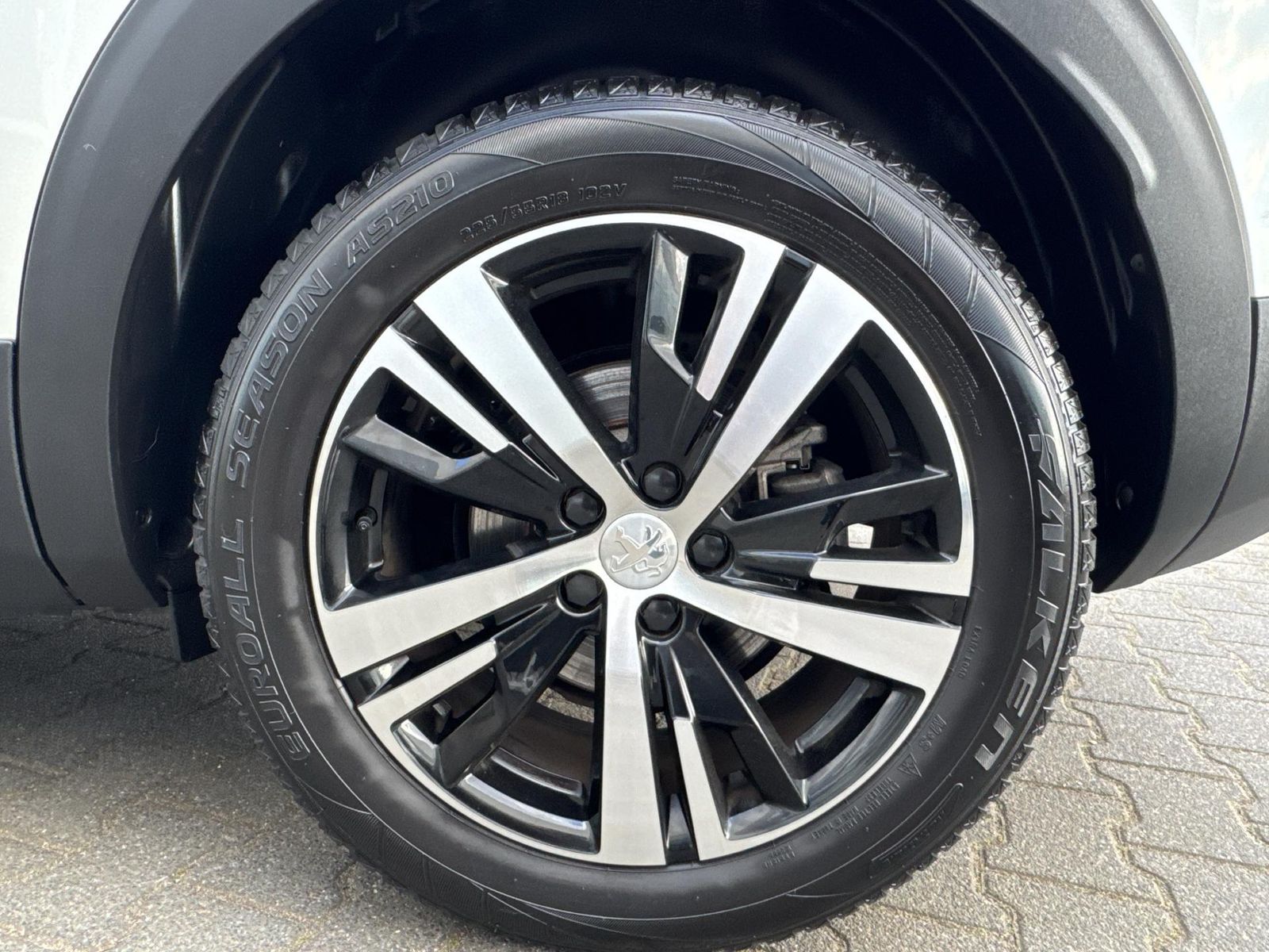 Fahrzeugabbildung Peugeot 3008 GT Line MEGADEAL! inkl AHK+ 8FACHBEREIFT