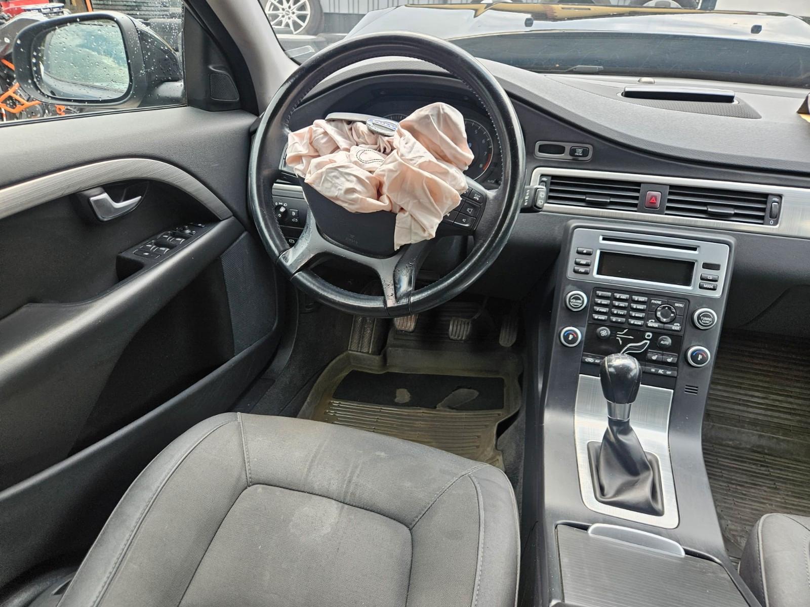 Volvo V70 2010 — photo 12