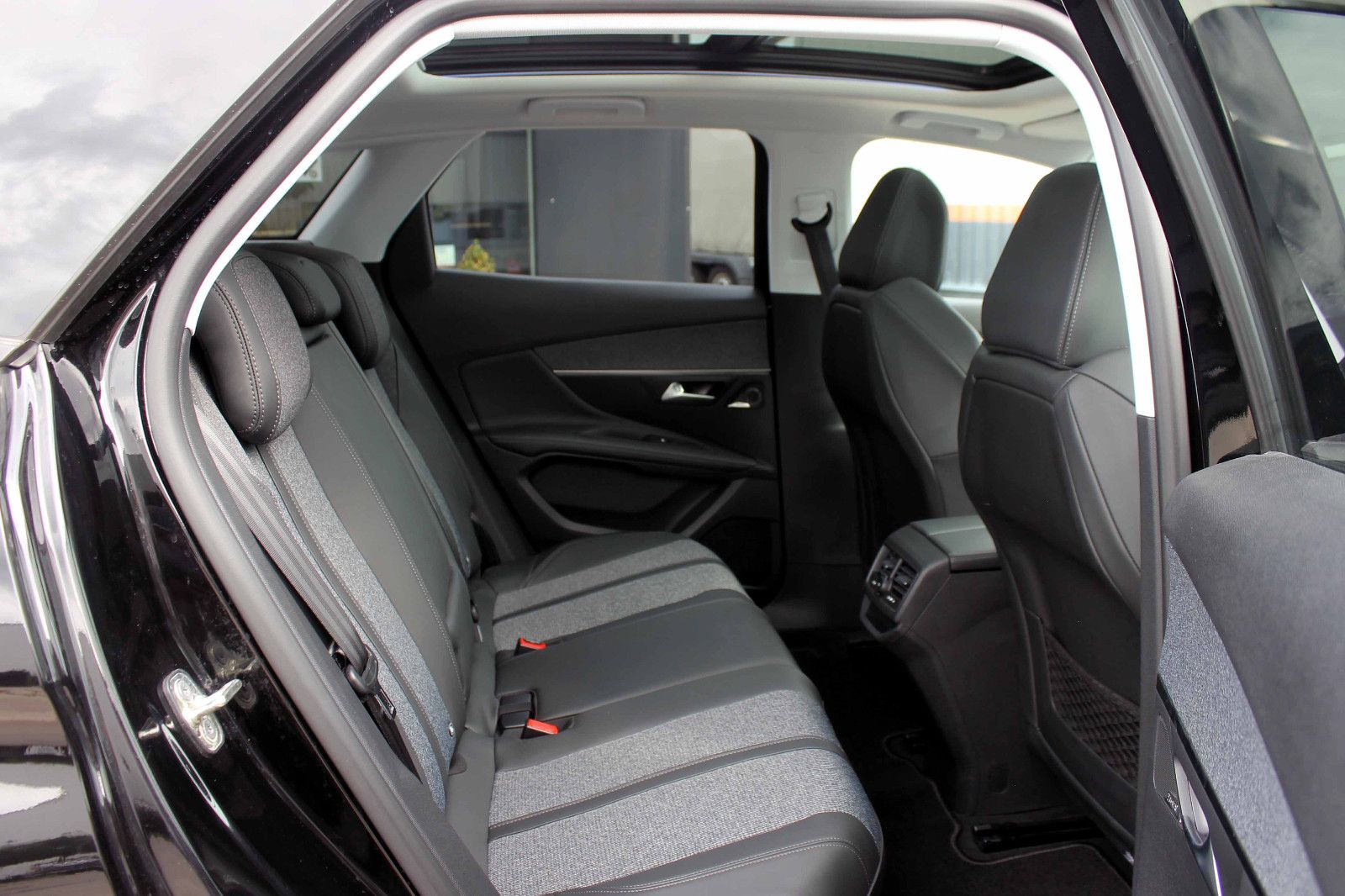 Fahrzeugabbildung Peugeot 3008 PureTech 180 Allure LED ACC 360° PANO SHZ