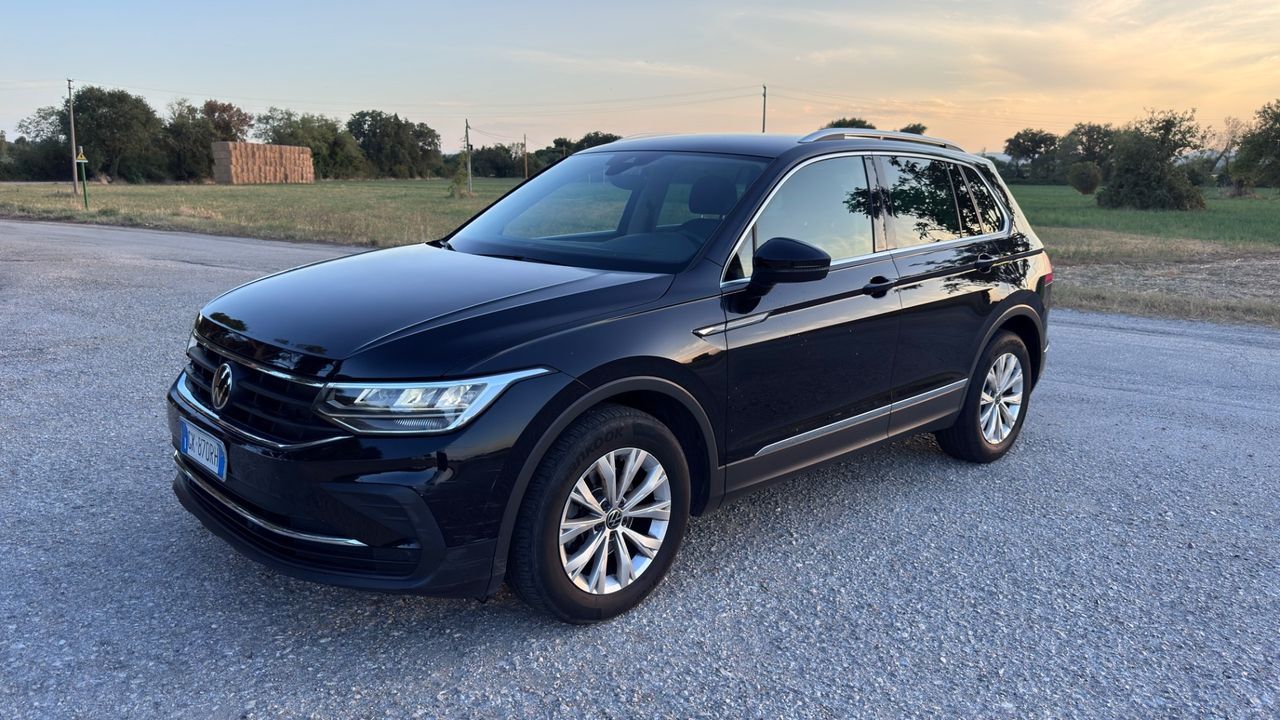Volkswagen Tiguan - 1