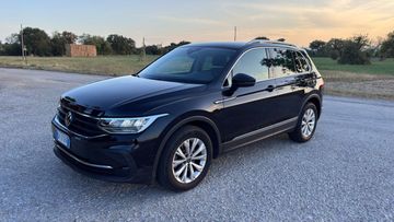 Volkswagen Tiguan - 1