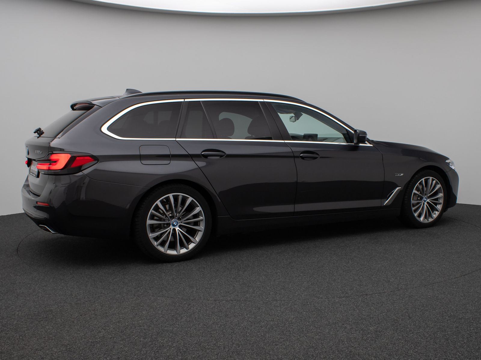 Fahrzeugabbildung BMW 530e xD Panorama DAB CockPitPro Alarm PDC 19Zoll