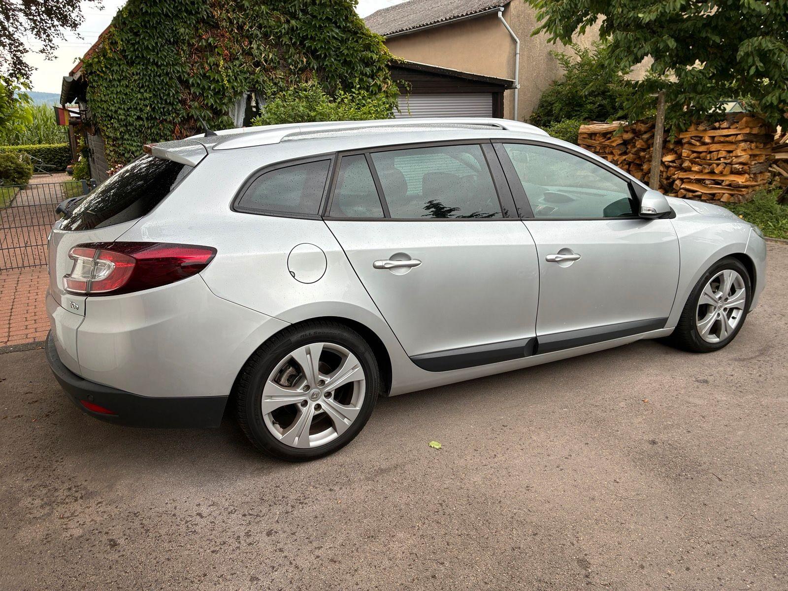 Renault Megane 2011 — вигляд ззаду