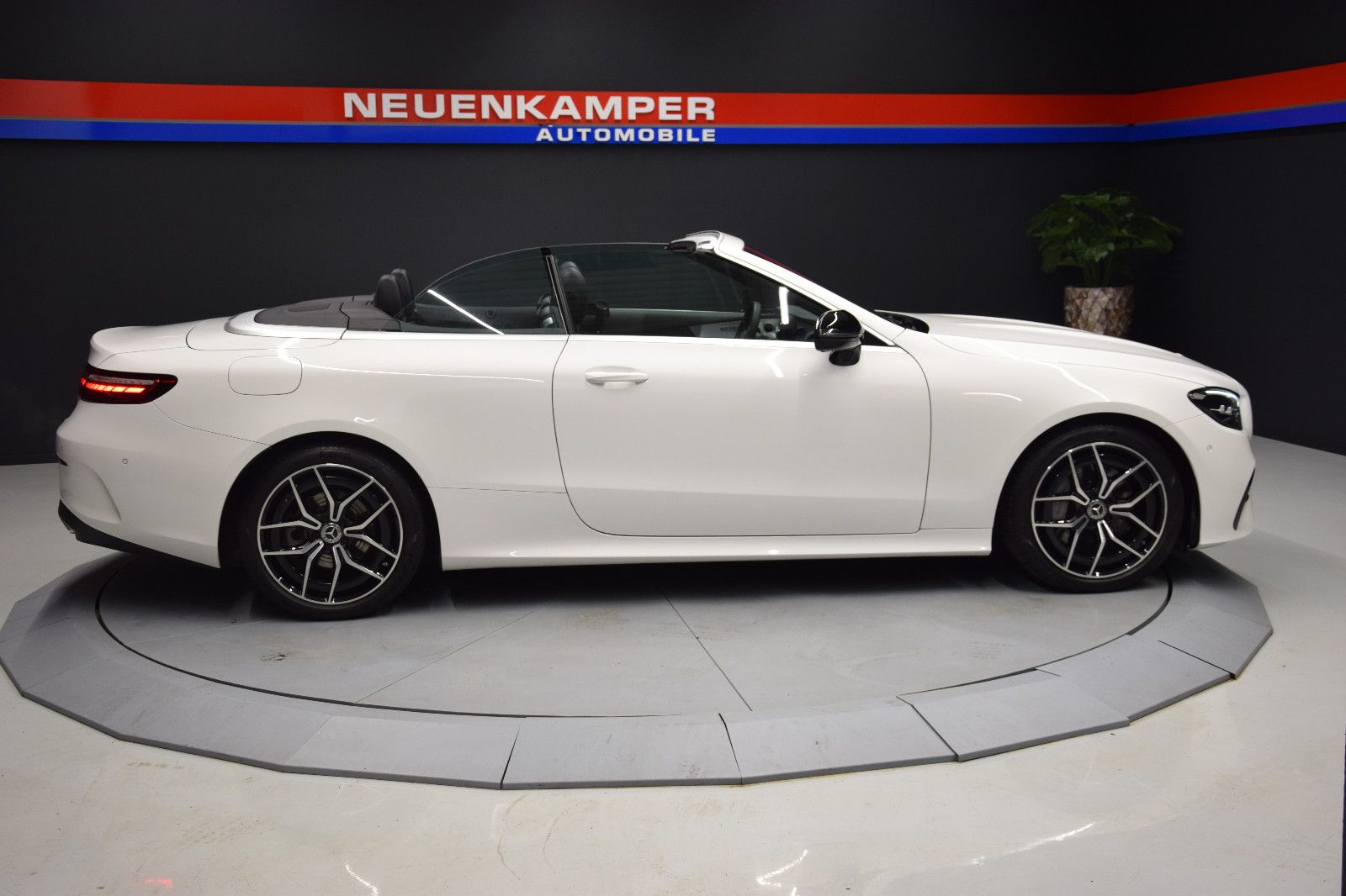 Fahrzeugabbildung Mercedes-Benz E 200 Cabrio 1.Hand AMG LED NAVI Ambiente Leder