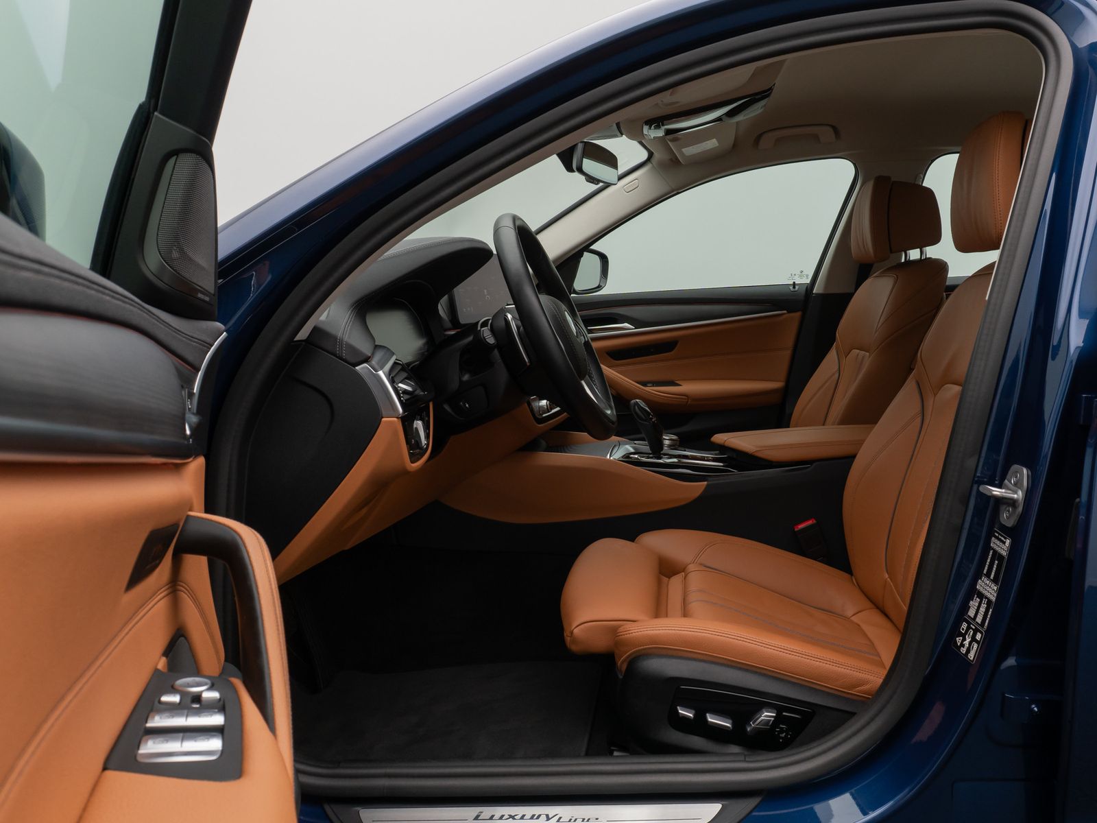 Fahrzeugabbildung BMW 530d xD LuxuryLine H/K DAB Komfort Alarm AHK ACC