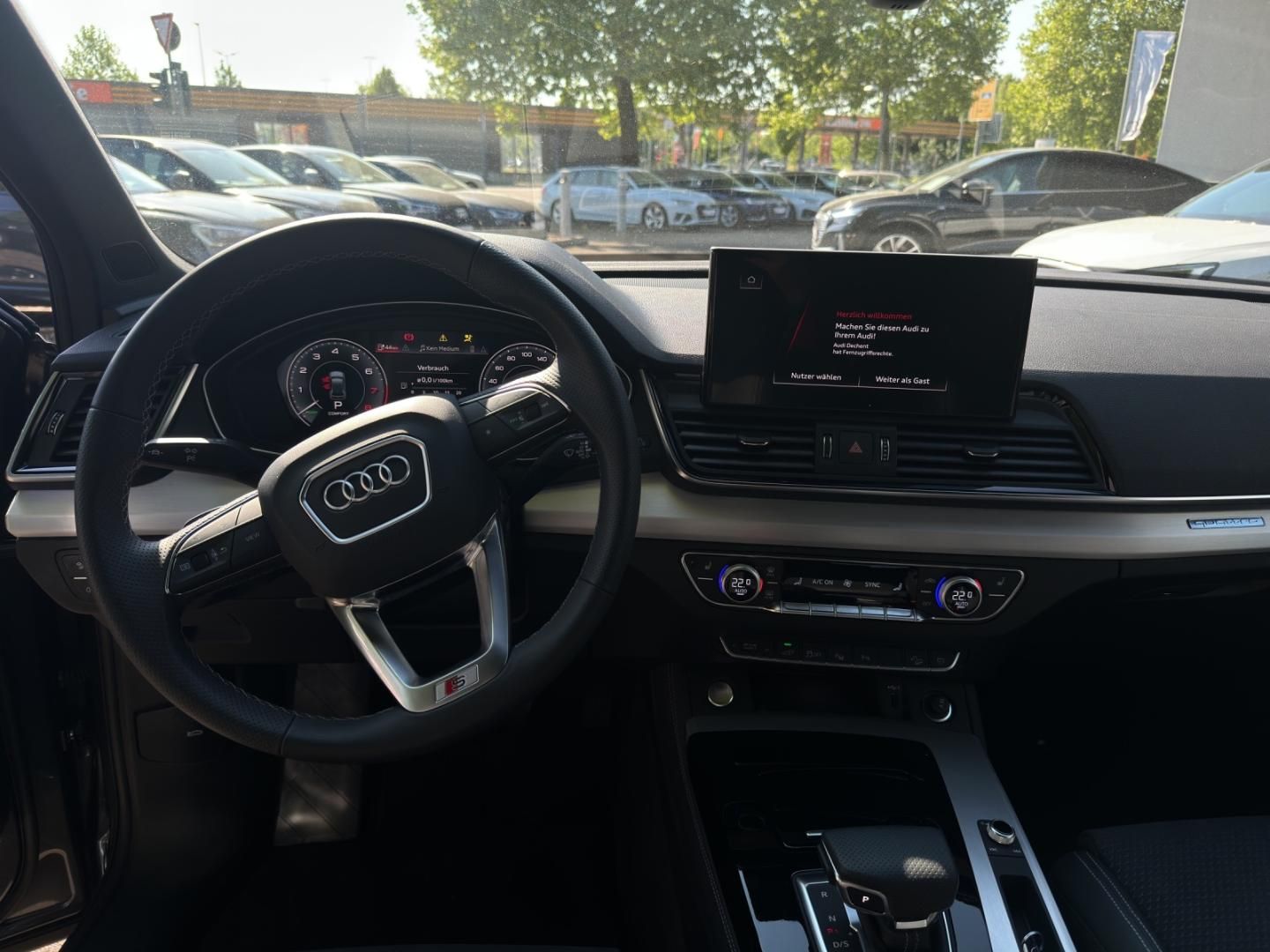 Fahrzeugabbildung Audi Q5 TFSI e S line 55 S Line quattro, Business, B&