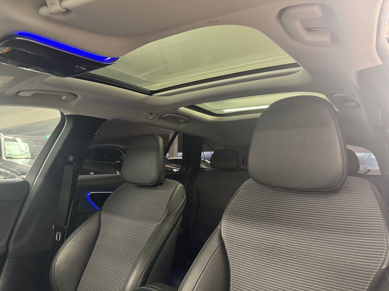 Fahrzeugabbildung Mercedes-Benz C 200 T Avantgarde*Pano*Totwin*LED*Kamera*CarPl*