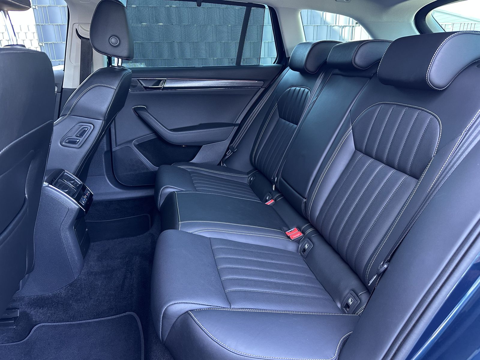 Fahrzeugabbildung SKODA Superb Combi 2.0 TDI Premium Edition NAV+LED+AHK