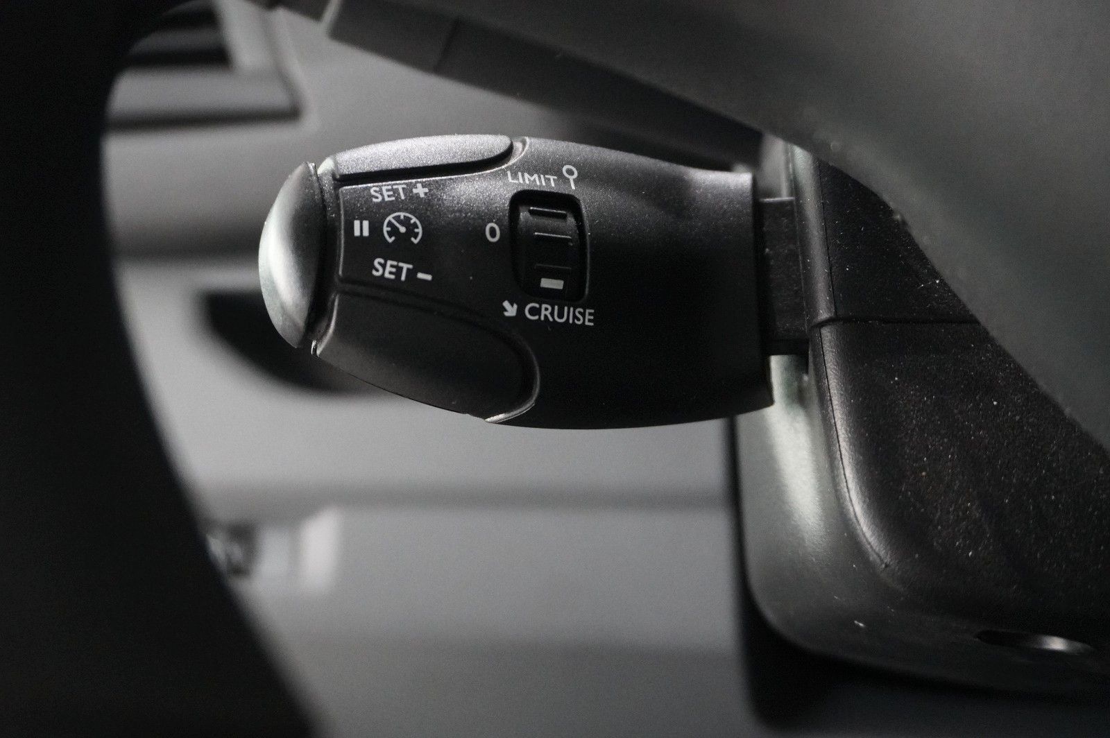 Fahrzeugabbildung Opel Vivaro C Kombi 2.0D "L" 9-SITZER NAVI/TEMP./DAB+