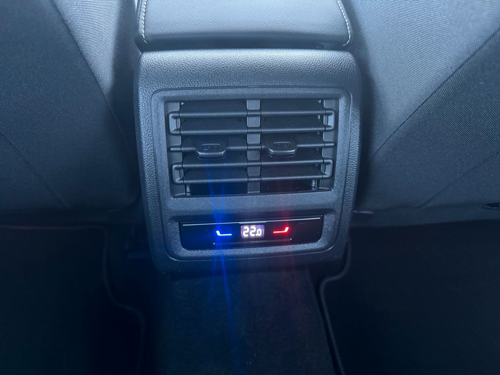 Fahrzeugabbildung Volkswagen Golf VIII Lim. Move 1.5 eTSI