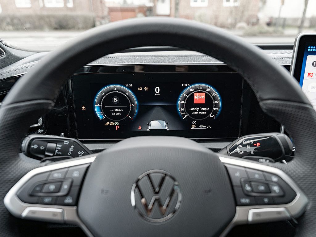 Fahrzeugabbildung Volkswagen Tiguan TDI 2.0 4 M R-Line HUD SITZBELÜFTUNG PANO