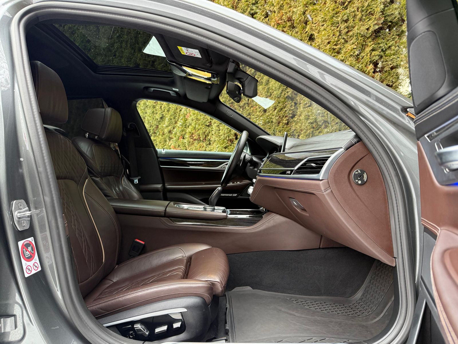 Fahrzeugabbildung BMW 750 L d xDrive M Paket LED+NAV+SHZ+MEMO+PANO+KAM