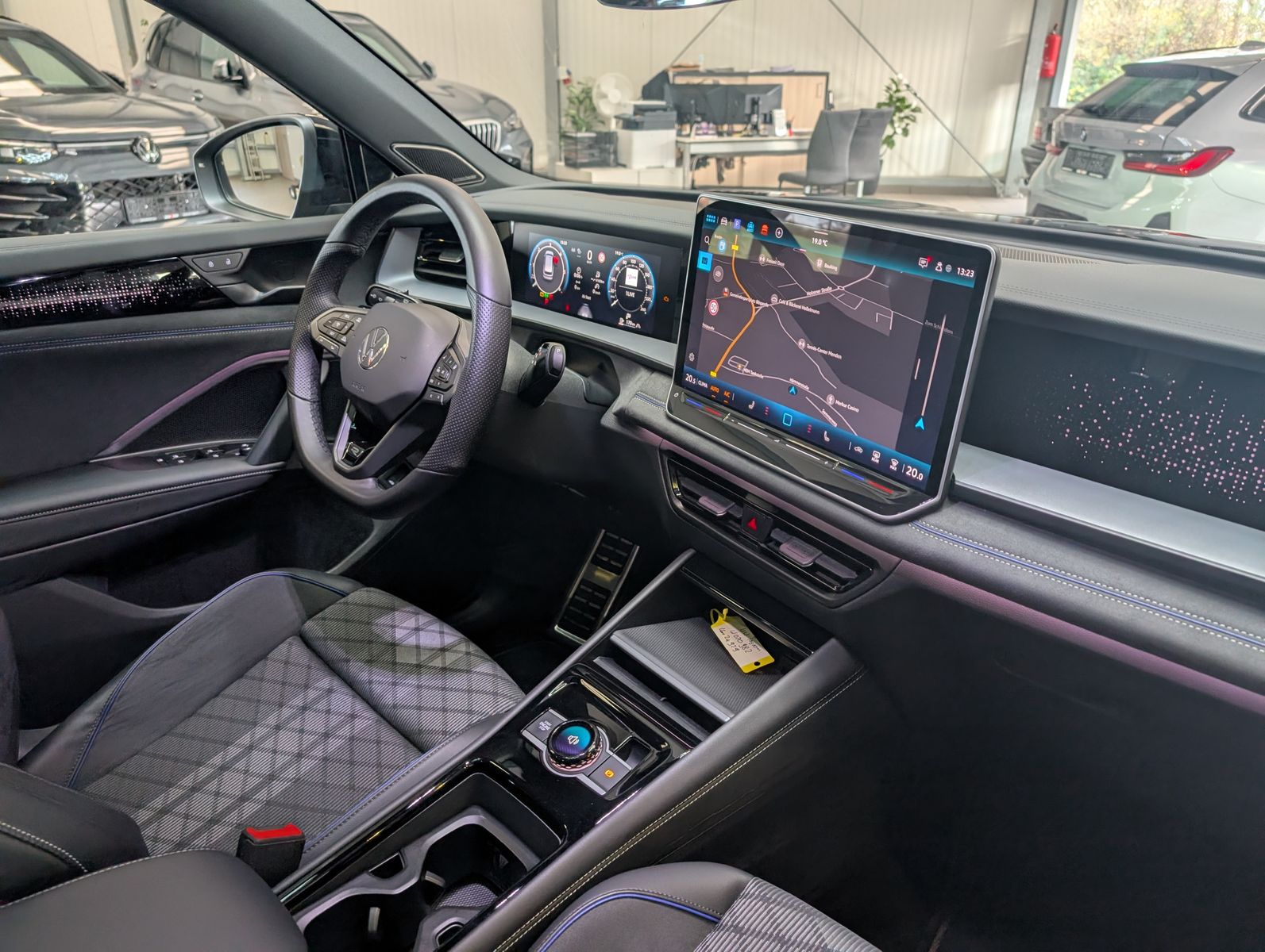 Fahrzeugabbildung Volkswagen Tayron 2.0TDI 4M R-Line Launch Pano Black AHK 20