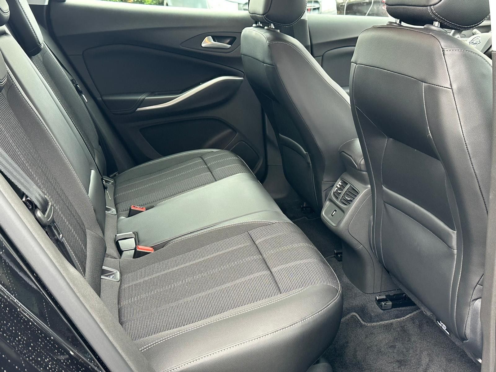 Fahrzeugabbildung Opel Grandland 1.2 GS Line VIRTUAL+LED+KAM+TEMPO+SHZ+