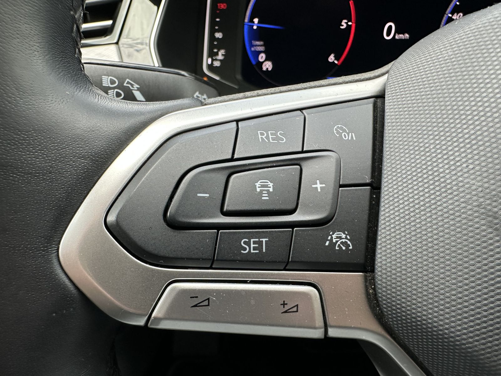 Fahrzeugabbildung Volkswagen Passat Variant 2.0 TDI Business NAV+LED+ACC+PANO
