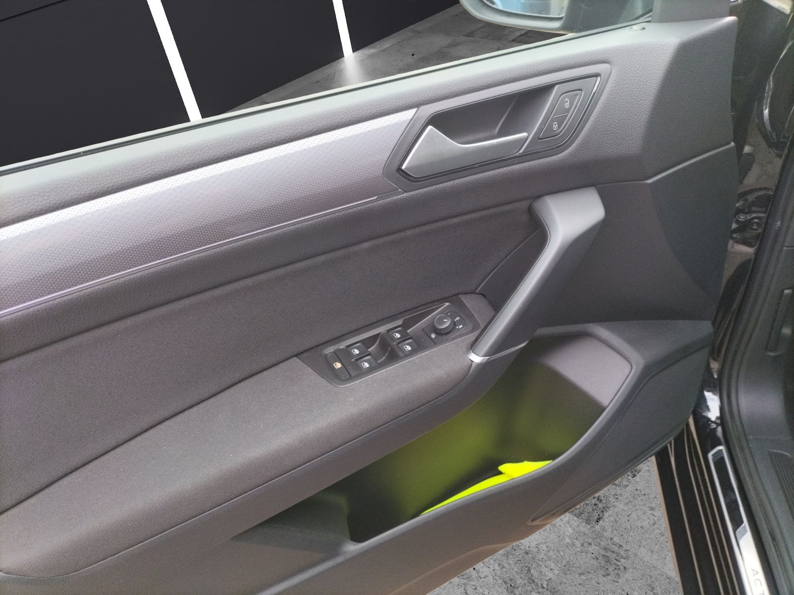 Fahrzeugabbildung Volkswagen Touran TSI Active STH LED Navi ACC Park-Assist S