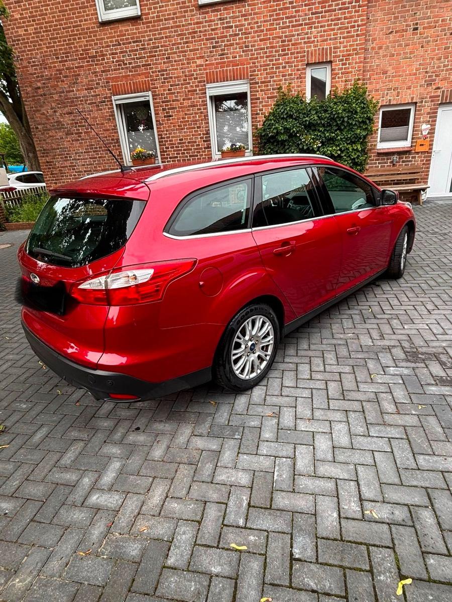Ford Focus 2011 — rear view