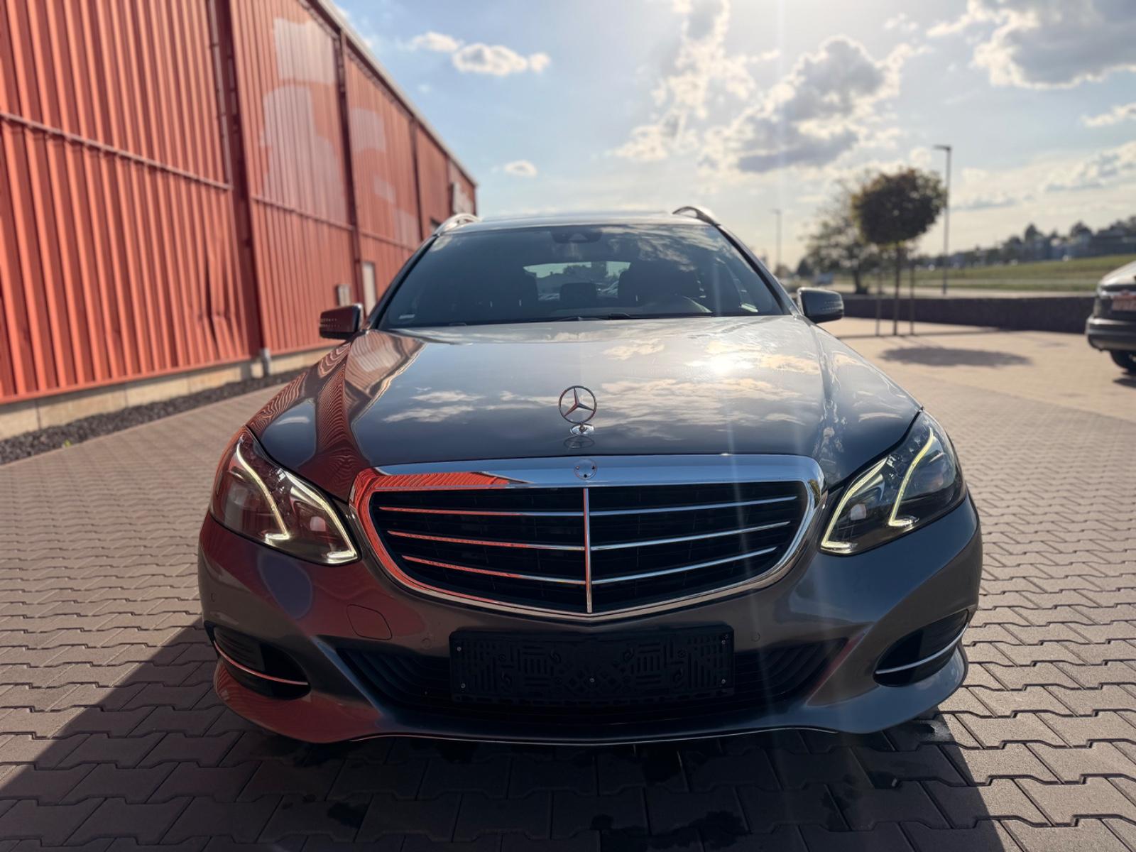 Mercedes-Benz E 220 LED AUTOMATIK LEDER PDC AHK NAVI ACC EU6