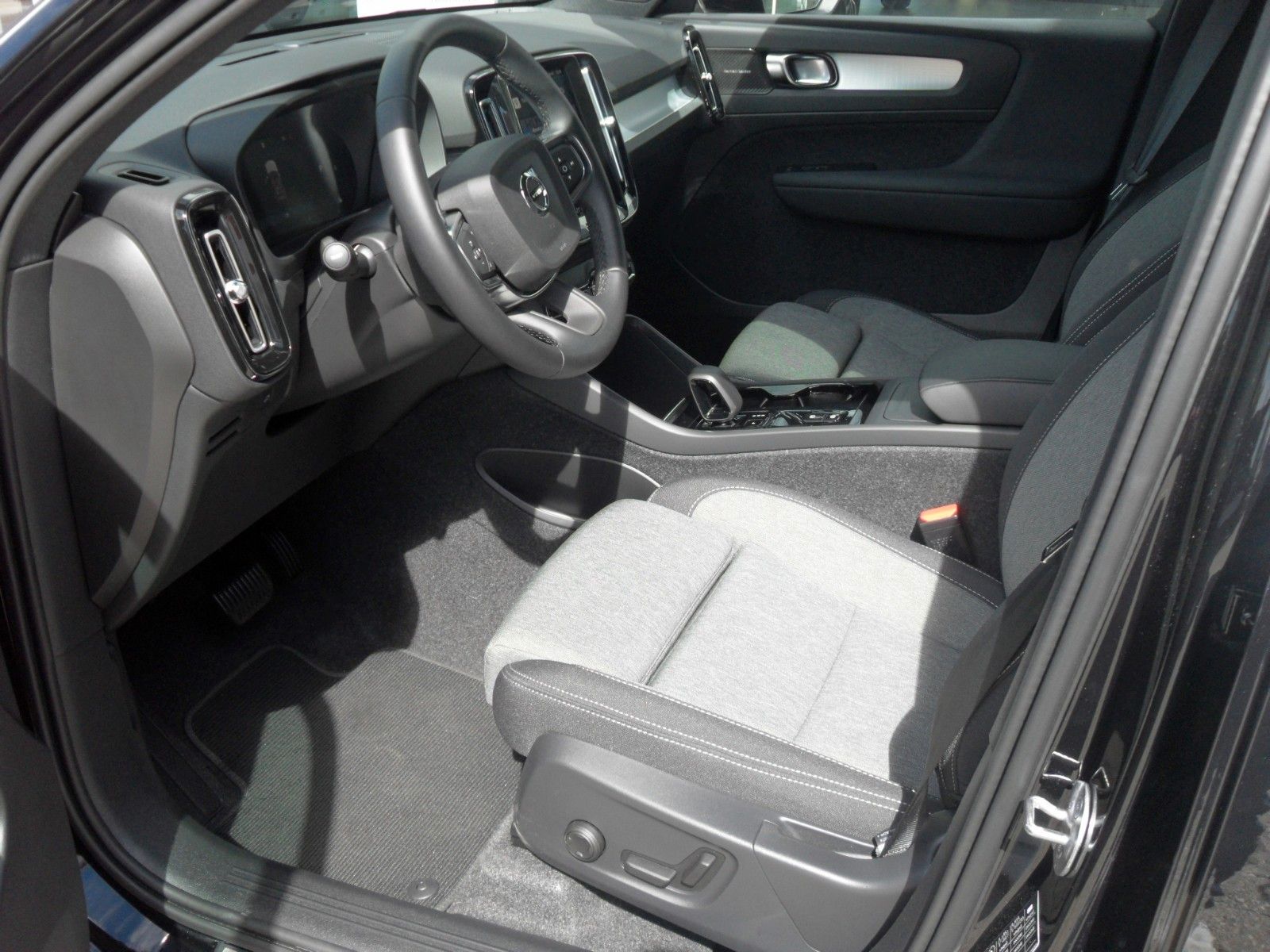 Fahrzeugabbildung Volvo XC 40 Plus Dark 2WD | 360°| Navi | NS