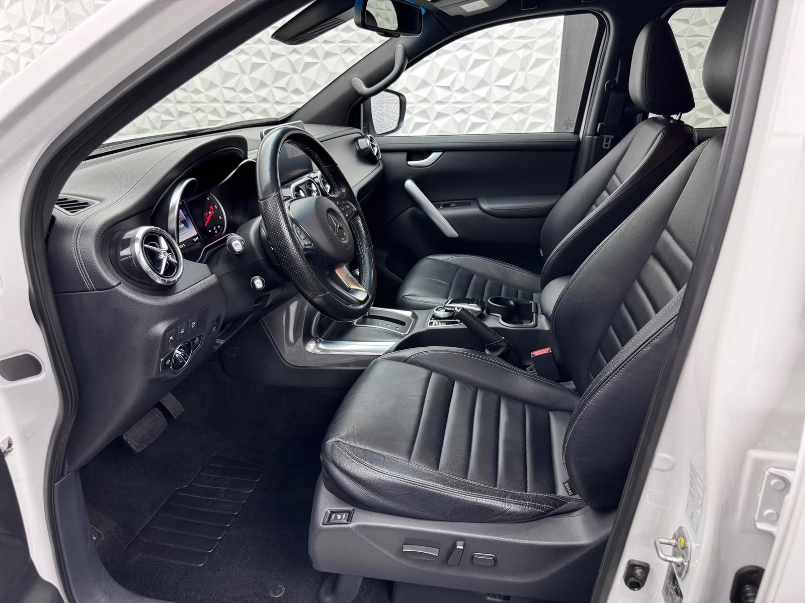 Fahrzeugabbildung Mercedes-Benz d POWER-EDITION/4MATIC/LED/KEYLES/360°/AHK