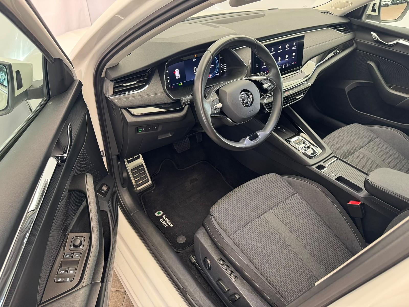 Skoda Octavia Combi 2.0TDI DSG+LED+KEYLESS+APP+PDC+MFL