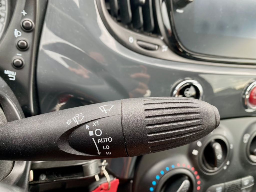 Fahrzeugabbildung Fiat 500 C 1.2 Dualogic Lounge PDC KLIMA ALU CARPLAY