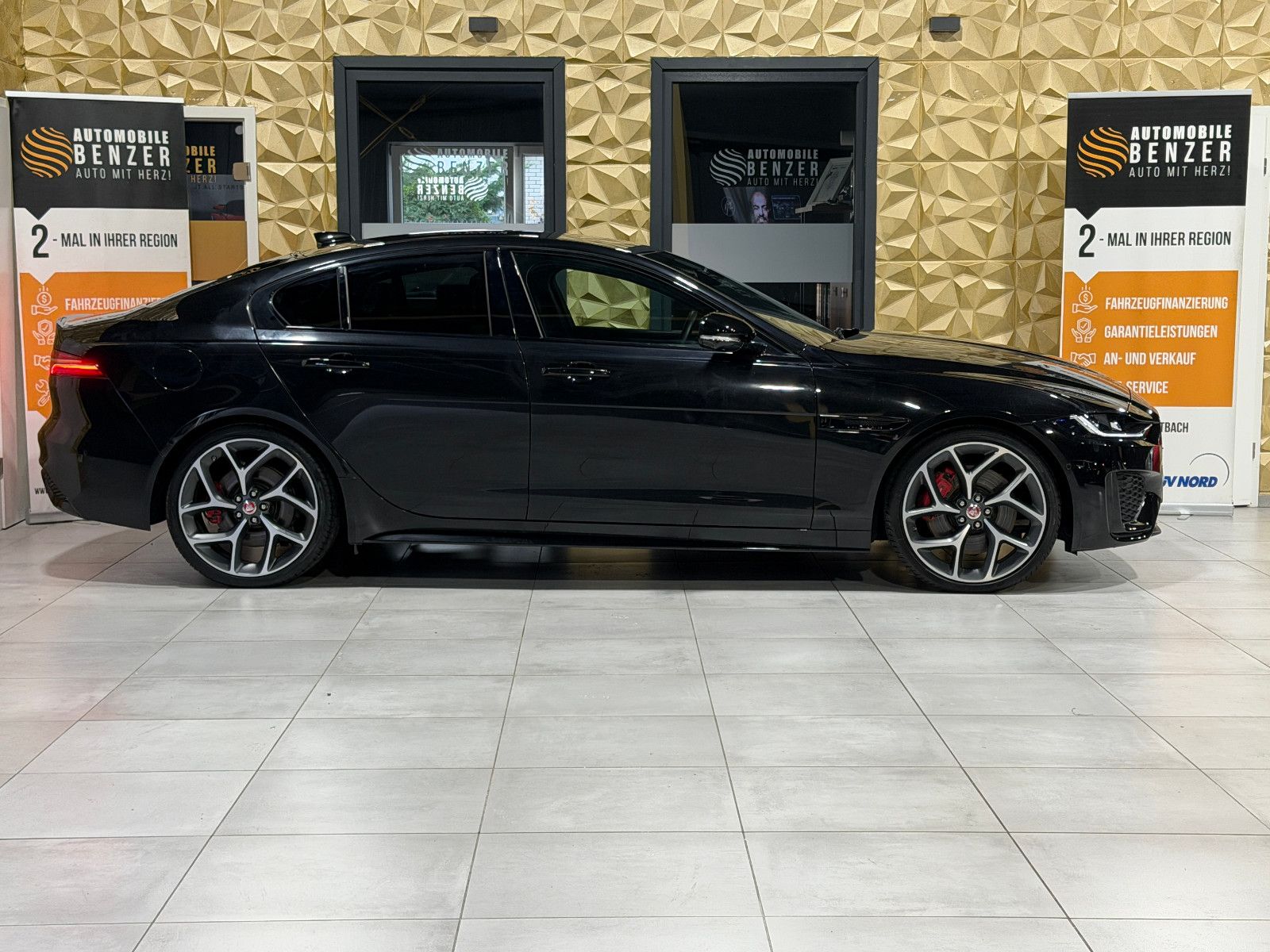 Fahrzeugabbildung Jaguar XE R-Dynamic Black/360°/NAVI/APPLE/SOUND/SHZ