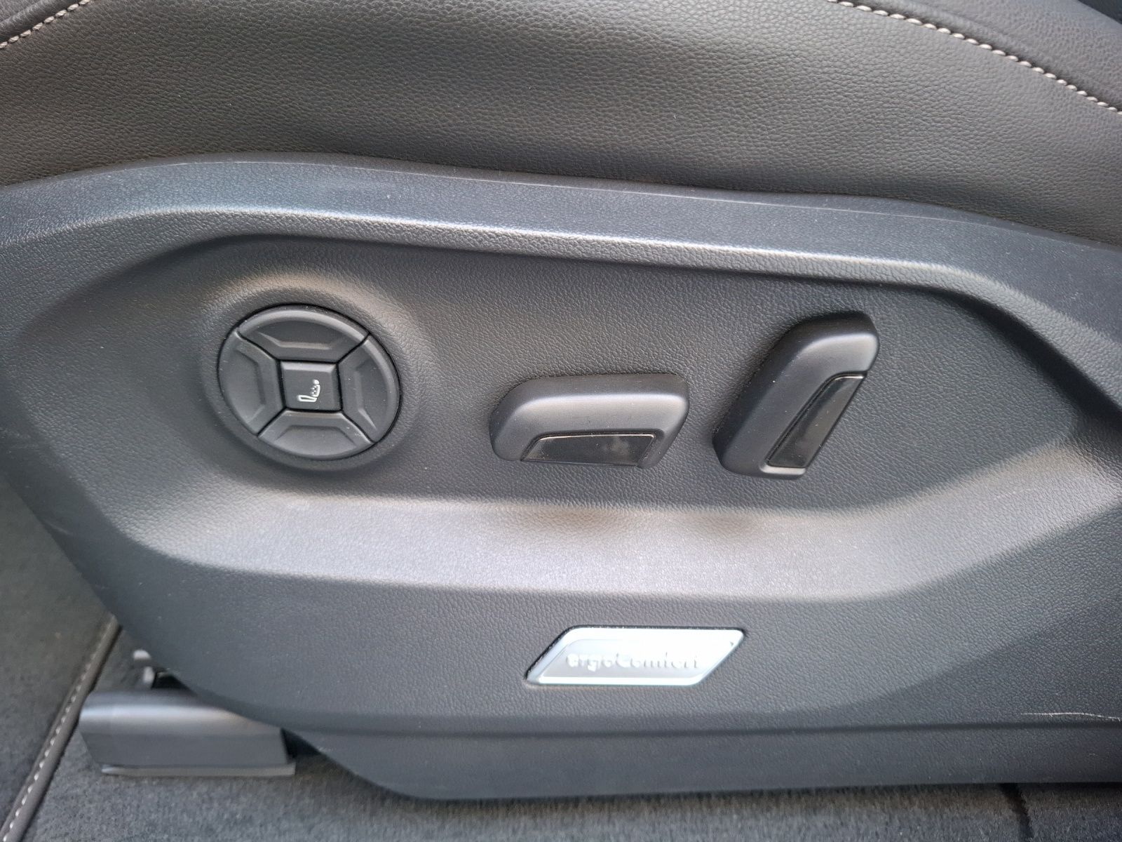 Fahrzeugabbildung Volkswagen Touareg TDI R-Line 4M Matrix AHK Pano Leder Luft