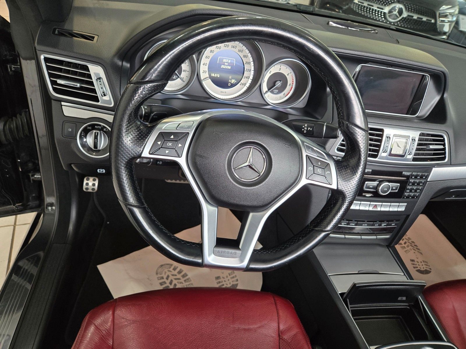 Fahrzeugabbildung Mercedes-Benz E 220 BlueEfficiency* AMG LINE * SCHWARZ / ROT *