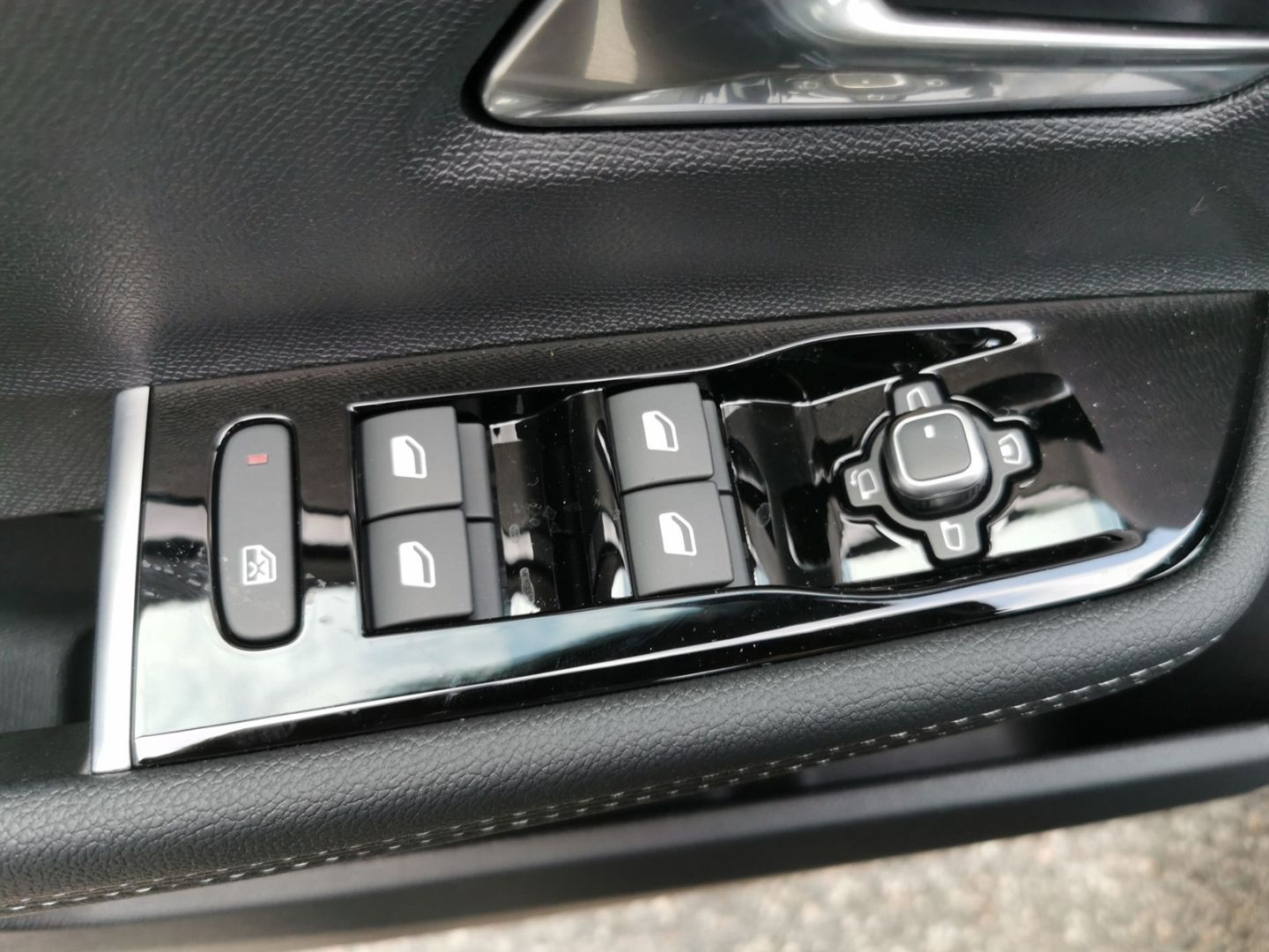 Fahrzeugabbildung Opel Astra Ultimate HUD Panorama Navi Memory Sitz SHZ