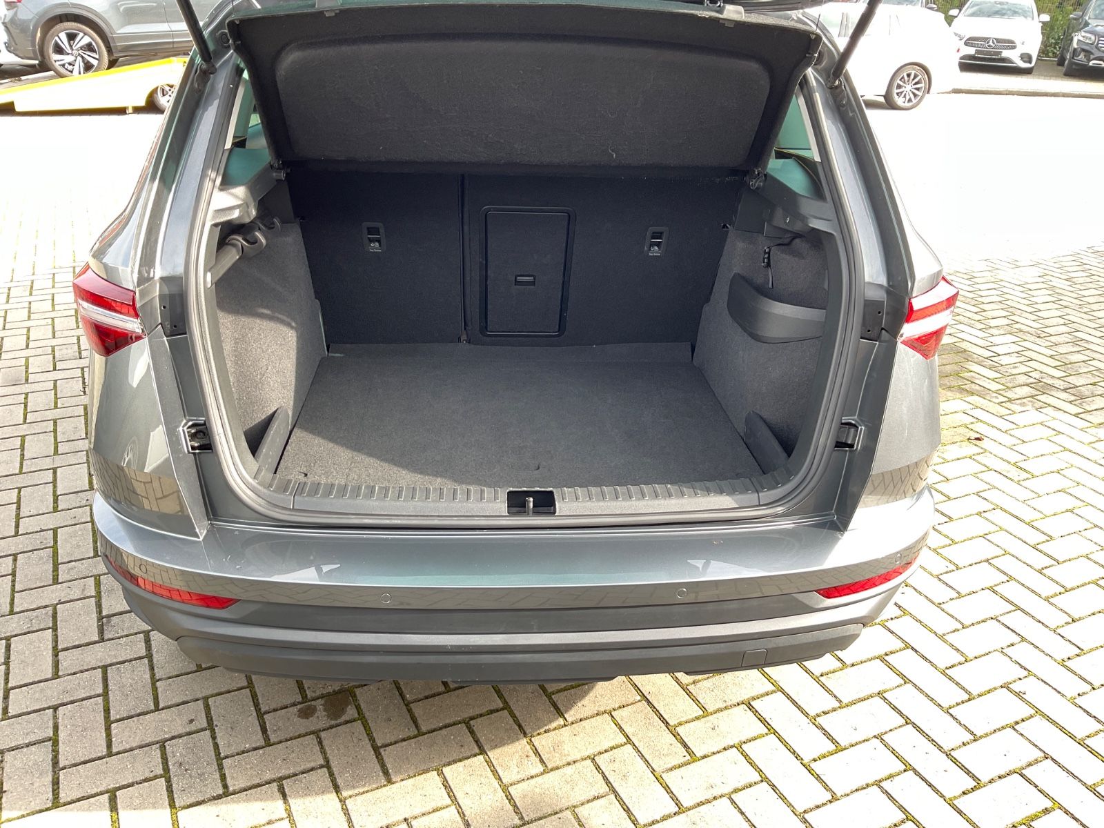 Fahrzeugabbildung SKODA Karoq 1.5l TSI DSG ACC,Kamera,Navi,LED,ACC