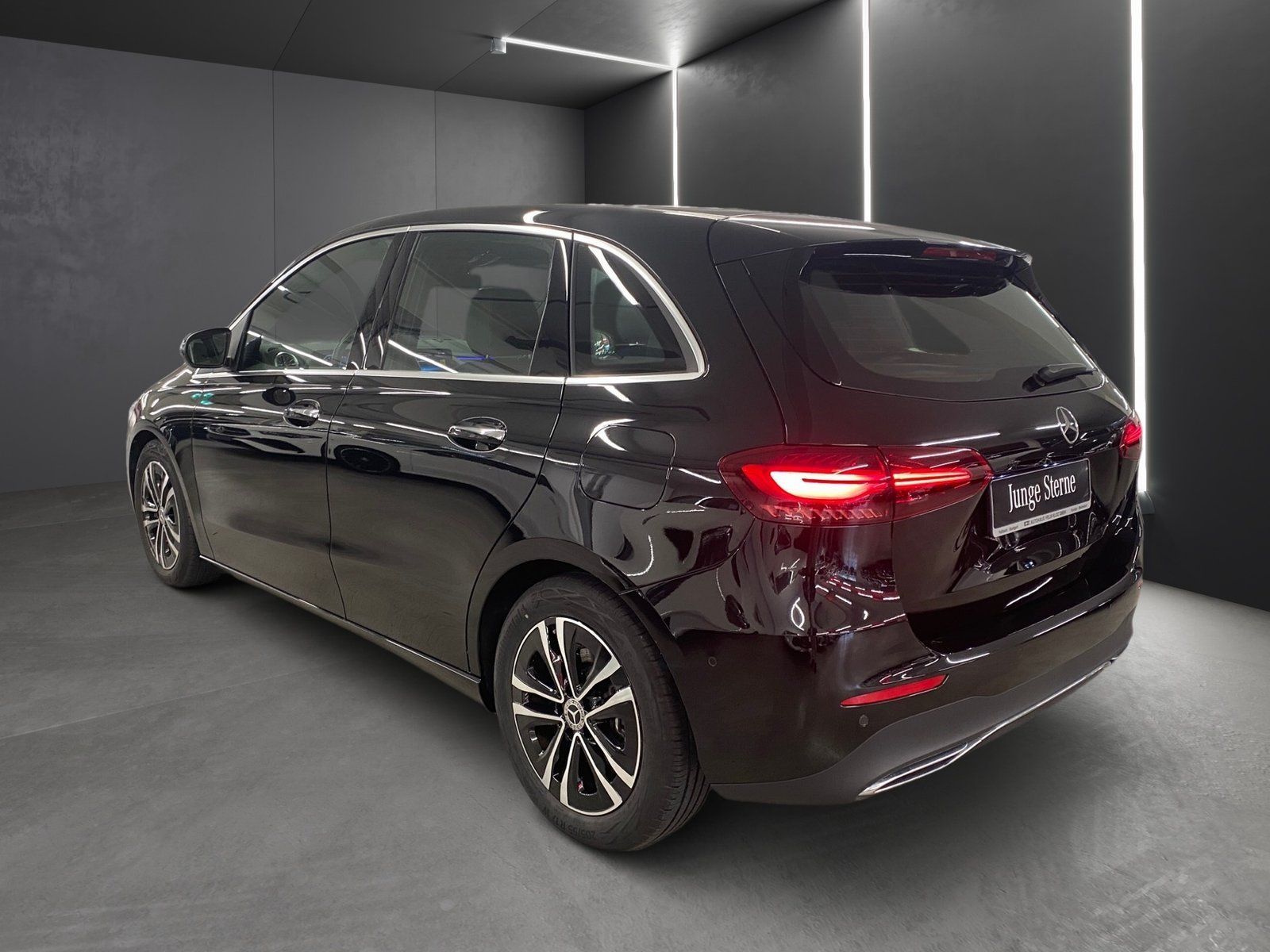 Fahrzeugabbildung Mercedes-Benz B 250 4M*AHK*STDHZG*Distro*Totwink*CarPlay*LED*