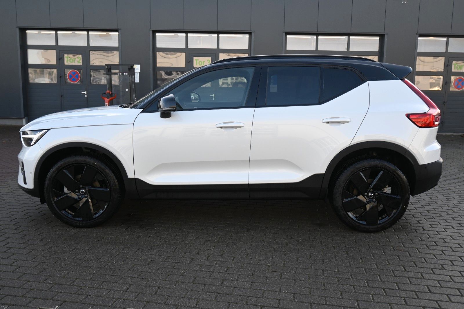 Fahrzeugabbildung Volvo XC40 B4 DKG Plus Black Edition*STDHZG*360*ACC