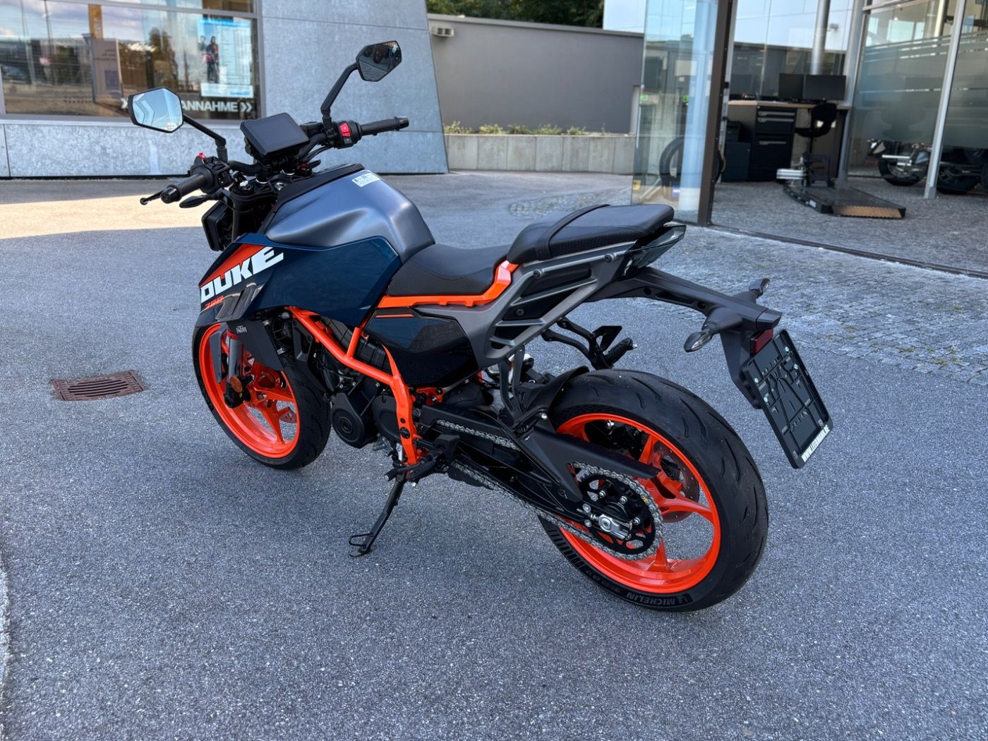 Fahrzeugabbildung KTM 390 Duke Modell 2025 beide Farben lagernd
