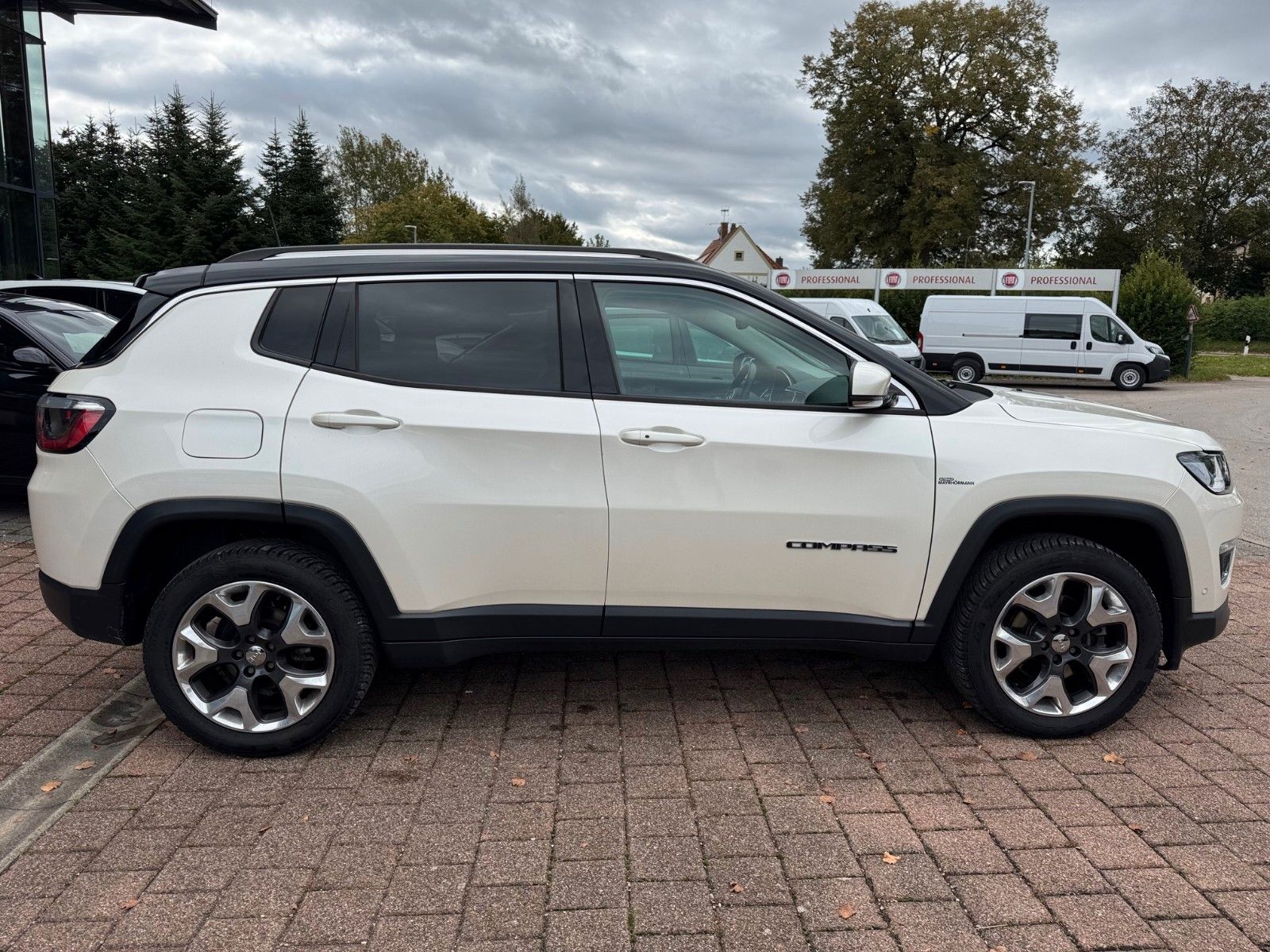 Fahrzeugabbildung Jeep Compass Limited 1,4L 4x4 NAVI BEATS KAMERA AHK