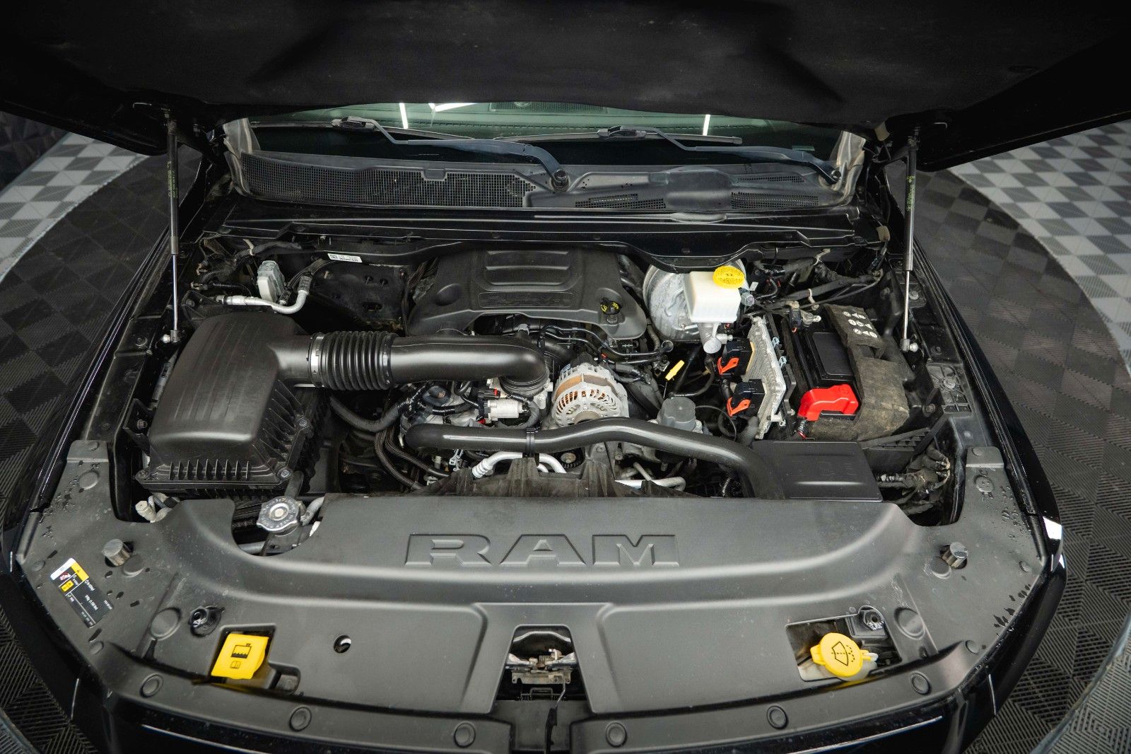 Fahrzeugabbildung Dodge RAM 5.7 V8 HEMI 4x4 OFFROAD BLACK EDITION 19%