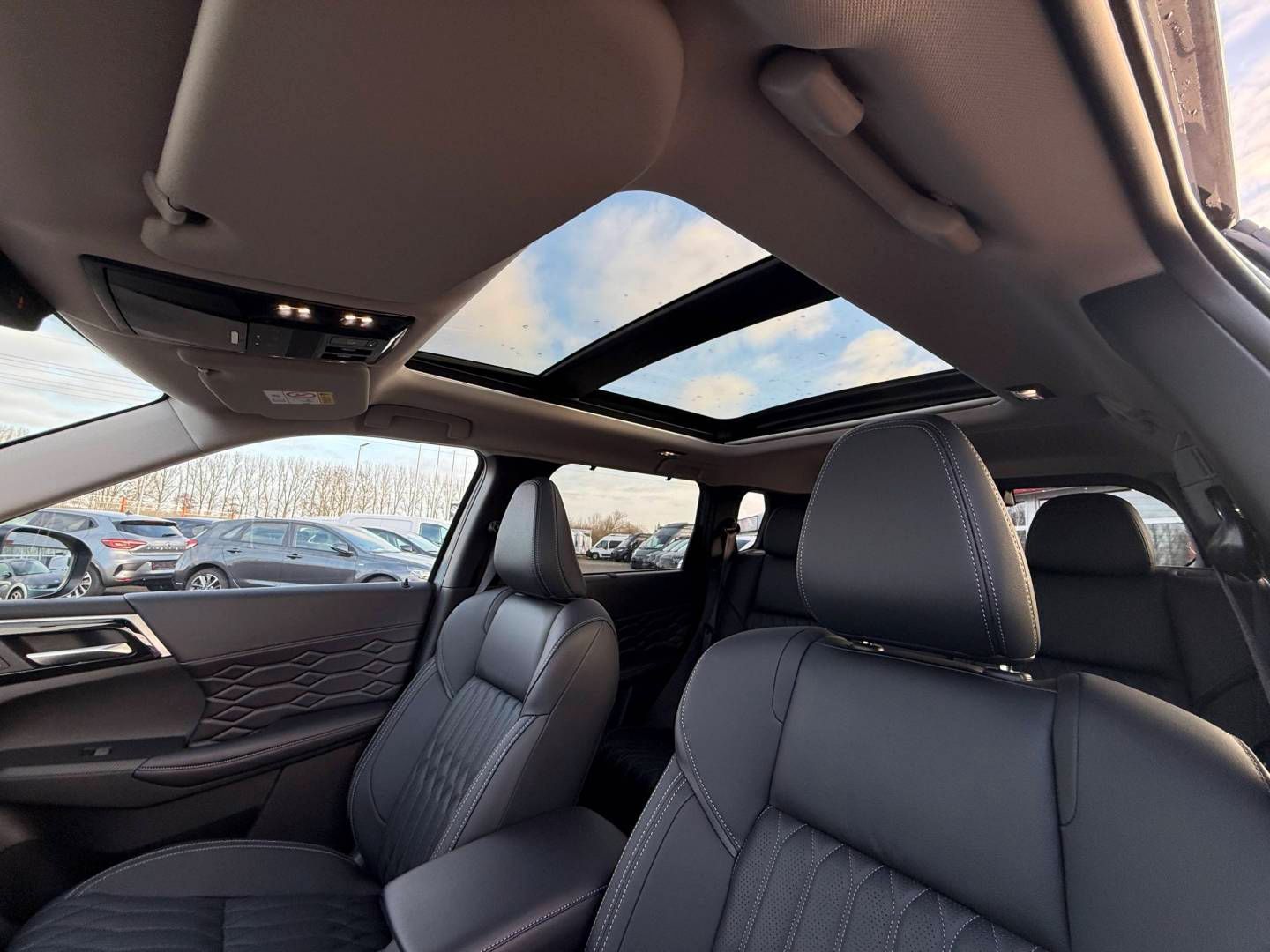 Fahrzeugabbildung Mitsubishi Outlander Plug-in TOP- Black Line