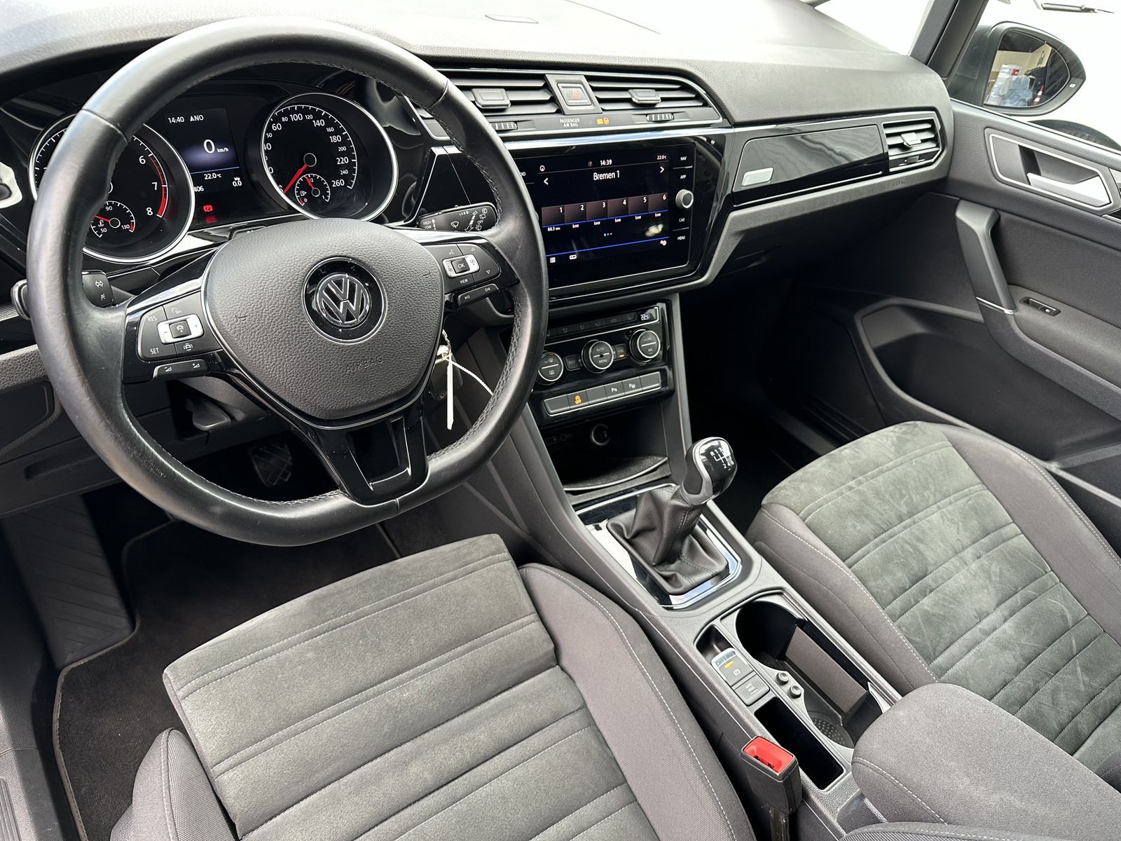 Fahrzeugabbildung Volkswagen Touran 1.5 TSI ACT HL 7-Sitzer NAV+LED+AHK+ACC