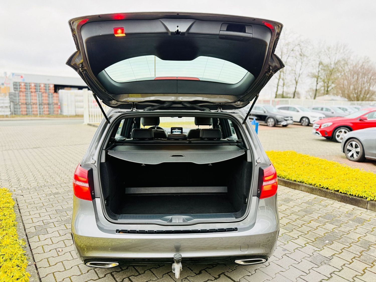 Fahrzeugabbildung Mercedes-Benz B 200 AMG Styling, NIGHTFALL, Autom., AHK, LED,