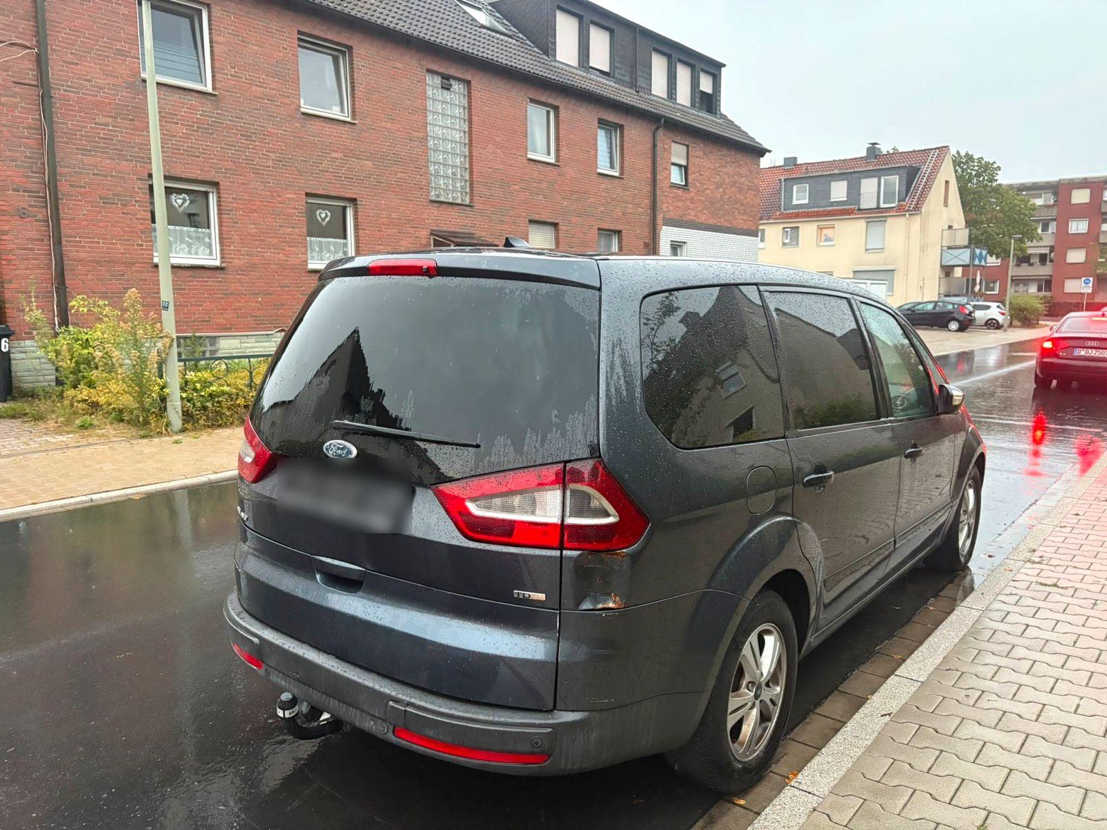 Ford Galaxy 2009 — rear view