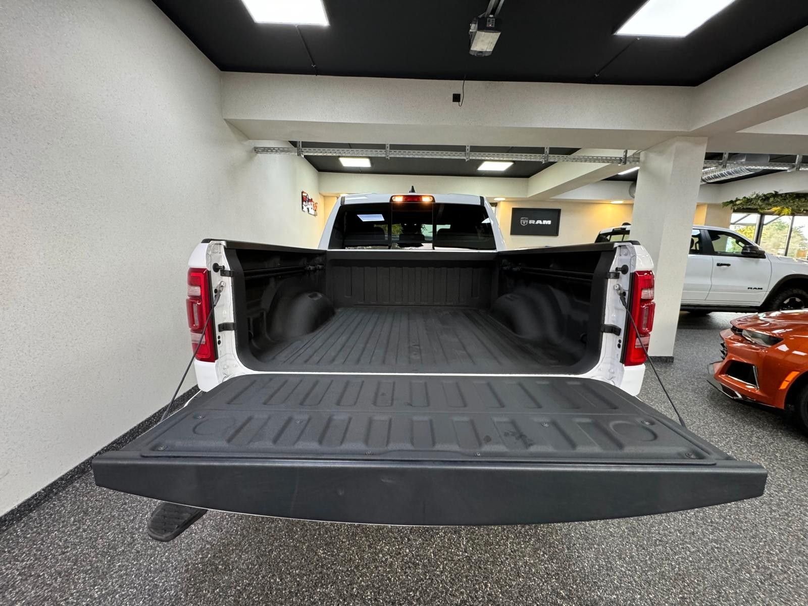 Fahrzeugabbildung Dodge LARAMIE CREW CAB SPORT  12" LUFTF. 22"  HEMI 4x4