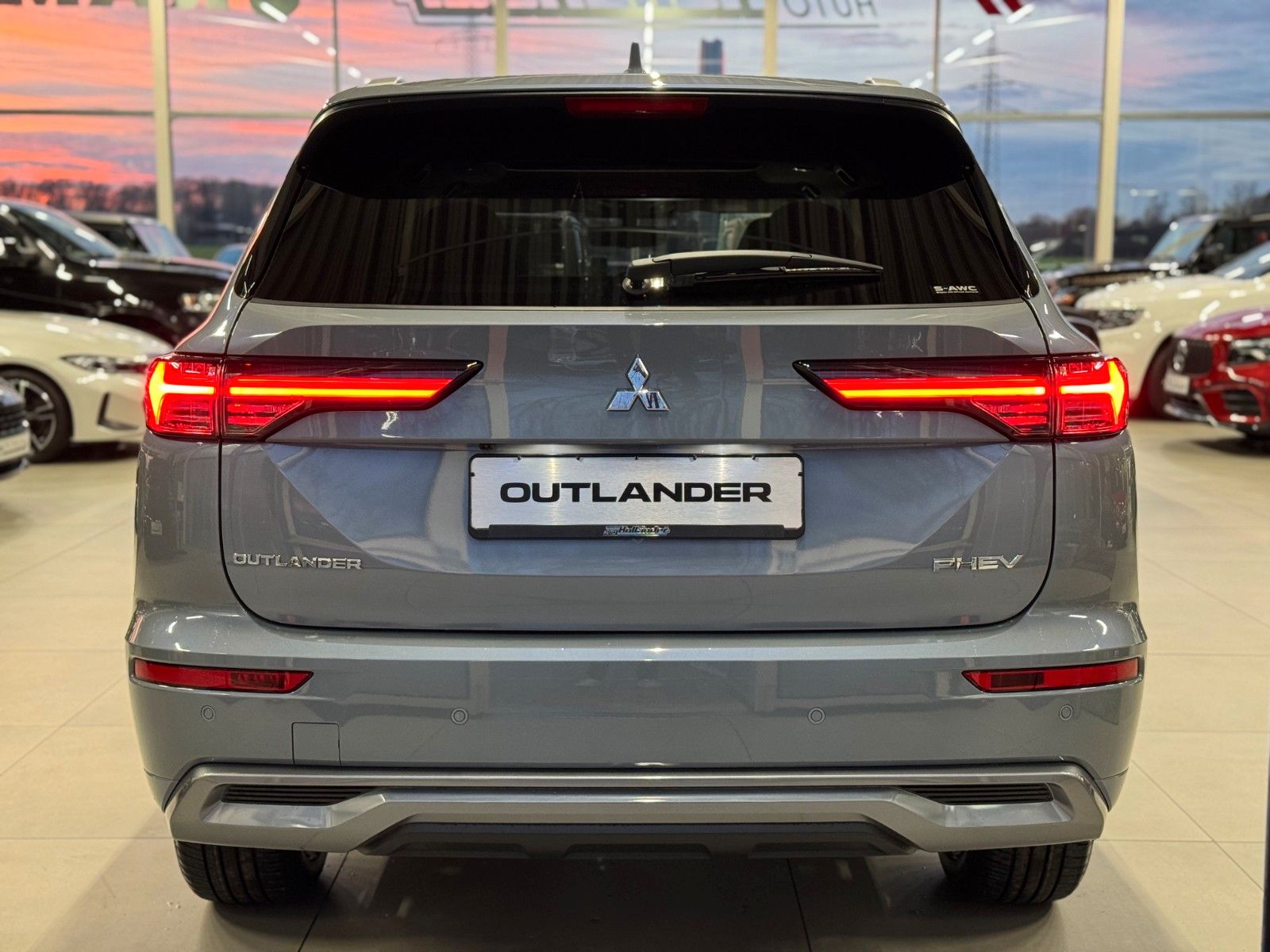 Fahrzeugabbildung Mitsubishi Outlander 2.4PLUG-IN HYBRID 4WD TOP